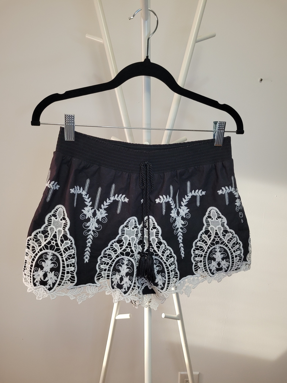 GUESS Los Angeles Lace Trim Embroidered Shorts - Small